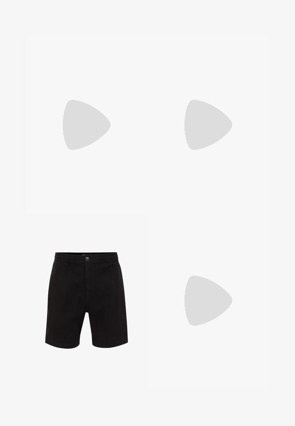 Zwart katoenen T-shirt met een ronde hals, met een gestructureerde zwarte patch met logo op de linkerborst. Korte mouwen en een ontspannen pasvorm.; Zwarte shorts van lichtgewicht katoen. Voorzien van een elastische tailleband, knoopsluiting en zijzakken. Soepele textuur, op maat ontworpen.; Zwarte leren nette schoen met veters zwevend boven een beige tapijt, oranje ronde tafel op de achtergrond.; Zwarte leren riem opgerold met een rechthoekige matte zwarte gesp en een discreet geperst logo op een witte achtergrond.