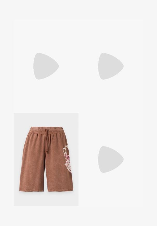 T-shirt marron court avec manches courtes, présentant une rangée horizontale de fleurs d'hibiscus roses et le nom de la marque Roxy au-dessus du motif.; Shorts marron jusqu'au genou avec taille élastique et cordon, avec un motif textuel floral blanc et rose partiel sur la jambe droite.; Tongs moelleuses brunes avec de larges sangles et un semelle texturée. Présente un accent de logo en or. La semelle est plate et en caoutchouc.; Lunettes de soleil œil de chat écaille marron avec des verres foncés posées sur une surface blanche, inclinées pour montrer une branche.