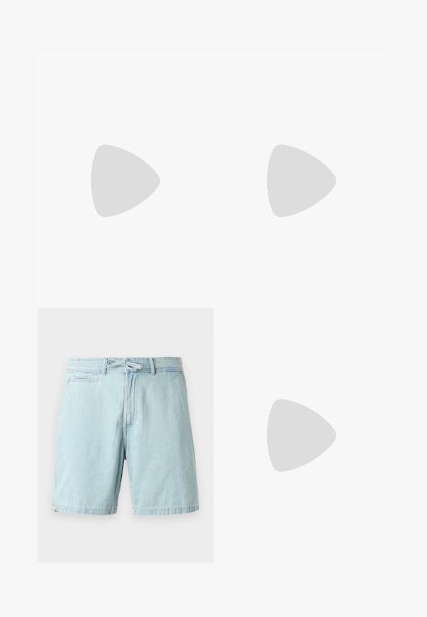 Witte katoenen t-shirt met korte mouwen, voorzien van een zwart en gouden "REPLAY GRAND HOTEL" logo op de linkerkant van de borst. Eenvoudig ontwerp, normale pasvorm.; Lichtblauwe denim shorts met een elastische tailleband en strikdetails, voorzien van zijzakken en een ontspannen pasvorm. Gladde textuur, casual design.; Witte leren sneaker met een gladde textuur, voorzien van geperforeerde accenten, vetersluiting aan de voorkant en een subtiel logo in goud aan de zijkant.; Zwarte nylon boodschappentas met verstelbare riem, plat ontwerp en een zijlabel met een logo. Soepele textuur en minimalistische stijl.