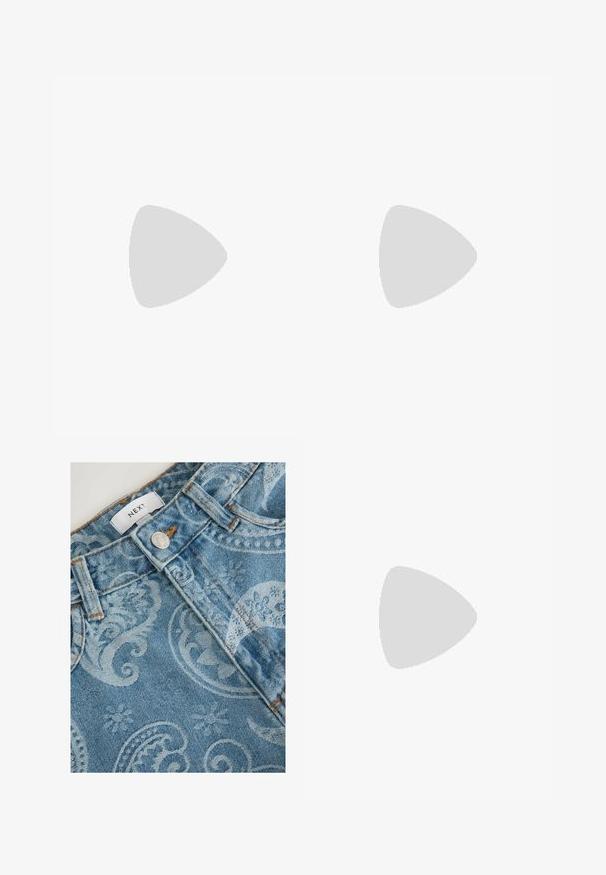 Hvid bomulds-T-shirt med rund halsudskæring, korte ærmer og løs pasform. Har diskrete syningsdetaljer og en mærkat ved kraven.; Lyseblå jeans i denim med paisley- og blomstermønstre, metal knap, bæltestropper og en hvid label med teksten "NEXT."; Brun slidesandal med to justerbare læderremme med sølvfarvede spænder og en polstret fodseng på en struktureret sål.; Brille med skildpaddeprint i rektangulær form, brune tonede glas og elegante sorte stænger. Tekstureret stel med subtile mønsterdetaljer.