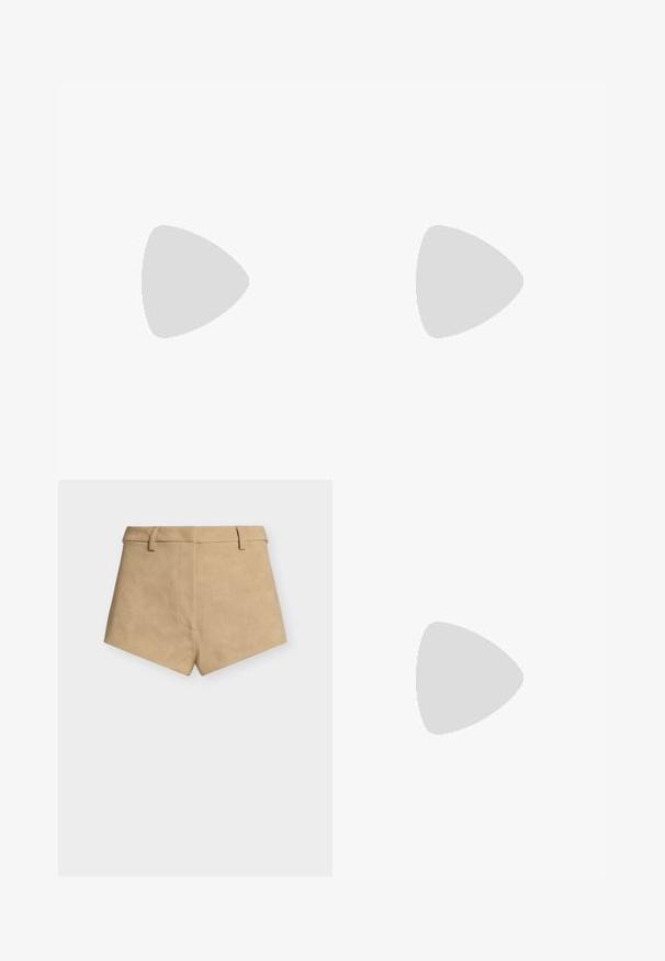 Cremefarvet bluse med lange ærmer, prydet med rynket tekstur og en let tætsiddende silhuet. Blødt stof med rund halsudskæring og glatte sømme.; Beige shorts med høj talje, bæltestropper, en forreste søm og en let skrå kant på en ensartet lys grå baggrund.; Sort læder snøret kampstøvle med tykk lugsål, ankelhøj skaft og strop bagpå mod en hvid baggrund.; Bordeaux farvet tote bag lavet af struktureret stof, med brede skulderremme, en robust bund og en kontrasterende sort kant langs toppen.