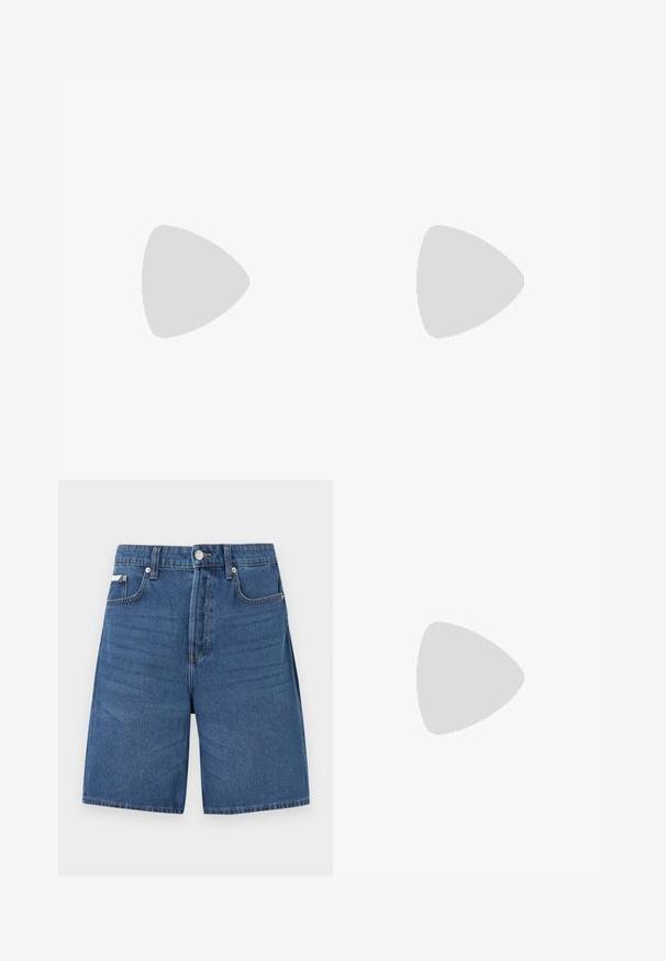 Kortærmet beige polo-shirt med et struktureret strikkemønster, kontrasterende krave og ribbede ærmeslids. Har en v-hals og sømaksenter på siden.; Lyseblå denimshorts med lynlås foran, knaplukning, bæltestropper og fem lommer, vist mod en ensfarvet hvid baggrund.; Sort lædersneaker med hvide striber, tekstureret gummisål og snørrebånd foran. Har et brandet mærke på tungen.; Blå lærredstote taske med frontlomme og rød "O.N.S" broderi, med to håndtag og en justerbar skulderrem.