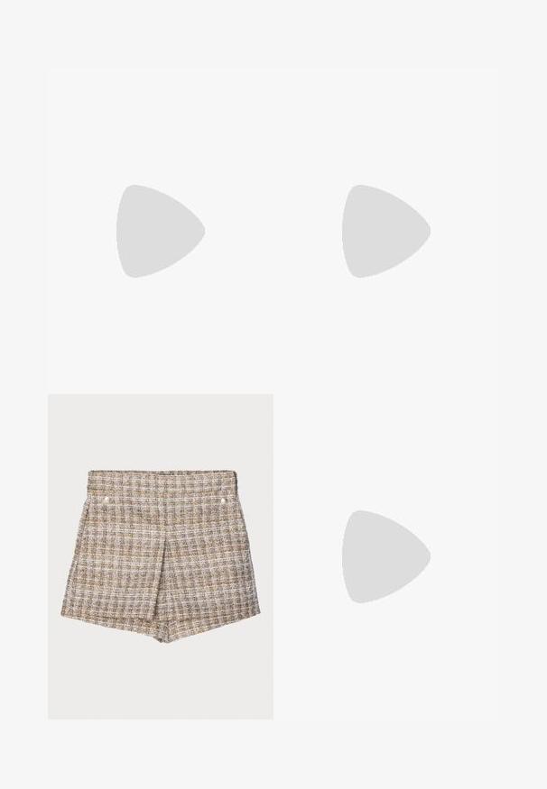 Lys grå ærmeløs sweater med et kabelstrikket mønster og en stribet ribkant i marineblå, grøn og creme. Blød tekstur.; Bruneternetternede vævede shorts med en struktureret finish, der har to sølvfarvede trykknapper foran og en skræddersyet, struktureret design.; Sorte lædersko med brogue-detaljer, der har to spænder, rund tå og lav hæl. Glat tekstur med blank finish.; Lille brun ruskindshåndtaske med en buet klap, guld twist-lås, kort håndtag og en valgfri skulderrem på en ensfarvet baggrund.