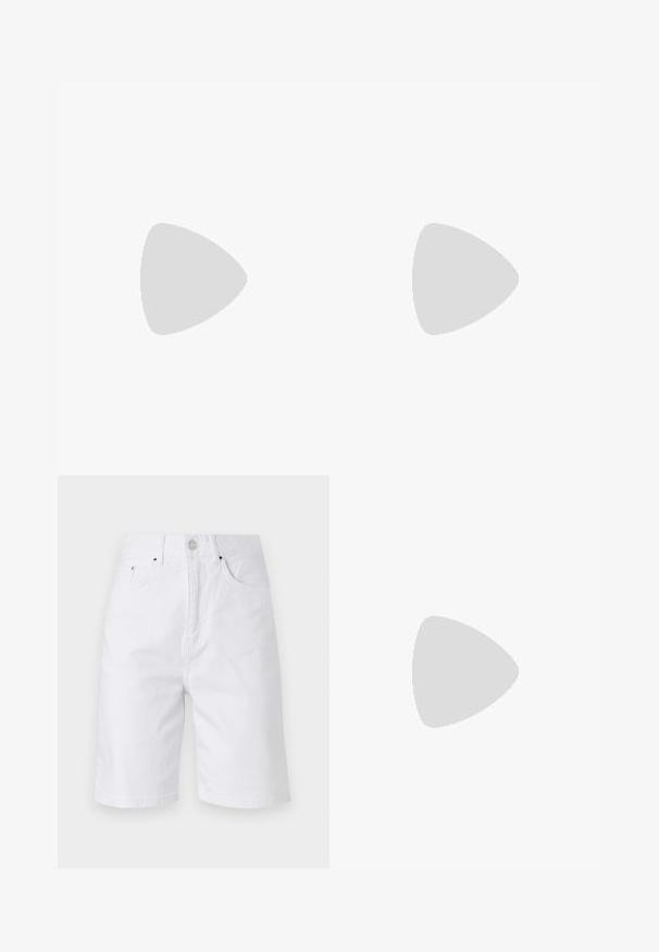 Grijze cropped t-shirt met korte mouwen, gemaakt van zachte katoen. Heeft een subtiele reliëflogo aan de voorkant en een ronde halslijn.; Vanessa Bruno CEDRIC - Jeansshort - blanc; Zwarte lakleren mule met open teen, een lage kittenhak en een brede band over de tenen, afgebeeld in zijprofiel tegen een effen achtergrond.; Zwarte leren handtas met afgeronde vorm en een cirkelvormig bovenhandvat omwikkeld met bijpassend leren stiksel.