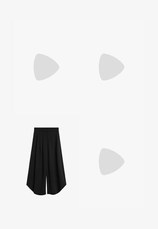 Sort langærmet top med høj hals; har tekstureret fjerkant ved ærmekanterne; lavet af blødt, elastisk stof.; Svarte brede cropped bukser med plisseringer og høj talje, med en løs, flydende pasform og en skrå kant.; Sort ruskinds ankelstøvle med spids tå og lav kitten hæl. Glat overflade og minimalistisk design uden markante mønstre eller accenter.; Sort læderclutch med en samlet tekstur, metal lukning og diskret præget logo på forsiden. Rundet form.