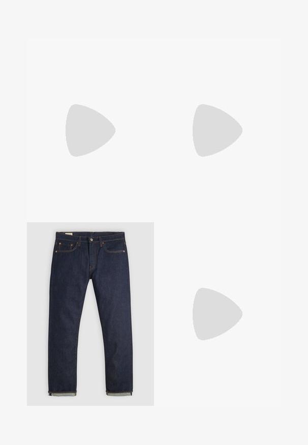 Béžové bavlnené tričko s krátkymi rukávmi a okrúhlym výstrihom. Na ľavej strane hrudníka je čiernym tlačeným nápisom "DICKIES". Klasický strih a hladká textúra.; Tmavomodré džínsy rovného strihu s ohrnutými manžetami, dizajn s piatimi vreckami, medenými nitmi a zapínaním na gombík na jednoduchom pozadí.; Papuča Vans typu slip-on s fialovými, ružovými a oranžovými akcentmi a dizajnom kreslenej postavičky na prednej strane, bielou podrážkou a štítkom s logom Vans na boku.; Čierny tkaný pás s obdĺžnikovou striebornou kovovou prackou, s vyrazeným názvom značky "JACK & JONES." Jednoduchý, nastaviteľný dizajn.