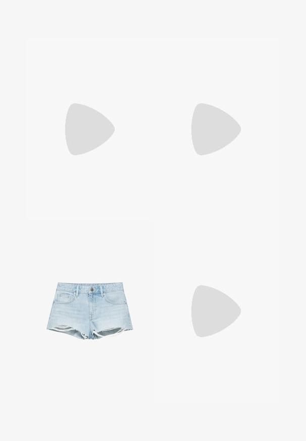 Blauwe geribde crop top met brede halslijn, zonder mouwen ontwerp, en een label met de tekst "JJXX" in het midden van de halslijn.; Lichtblauwe denimshorts met rafelige zoom, versleten scheuren aan de voorkant van de benen, voorste knoop, ritssluiting en vijfzakkenstijl.; Nike hardloopschoen in lichtbeige met een mesh bovenwerk, grijze accenten en een gestructureerde rubberen buitenzool. Voorzien van een gevoerde kraag en een vetersluiting.; Beige suède schoudertas met een gebogen ontwerp, verstelbare schouderband met reliëftekst en accenten van zilveren hardware.