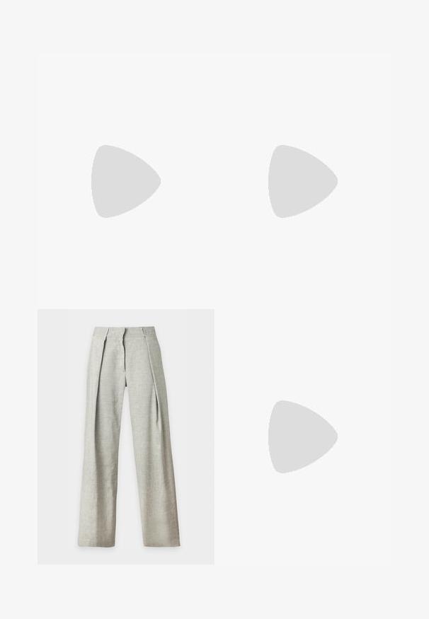 Haut court à manches courtes marron foncé avec encolure ronde et tissu lisse, présenté sur un fond clair uni.; Pantalon large taille haute en lin gris clair avec plis devant et fermeture éclair dissimulée, présenté sur fond blanc.; Escarpin couleur crème à bout pointu avec un talon bas unique en forme de bulbe sur fond blanc uni.; Sac en cuir texturé vert foncé, porté en travers du corps, avec fermeture à rabat et fine sangle réglable, embossé d'un petit logo doré "Bee Projects".