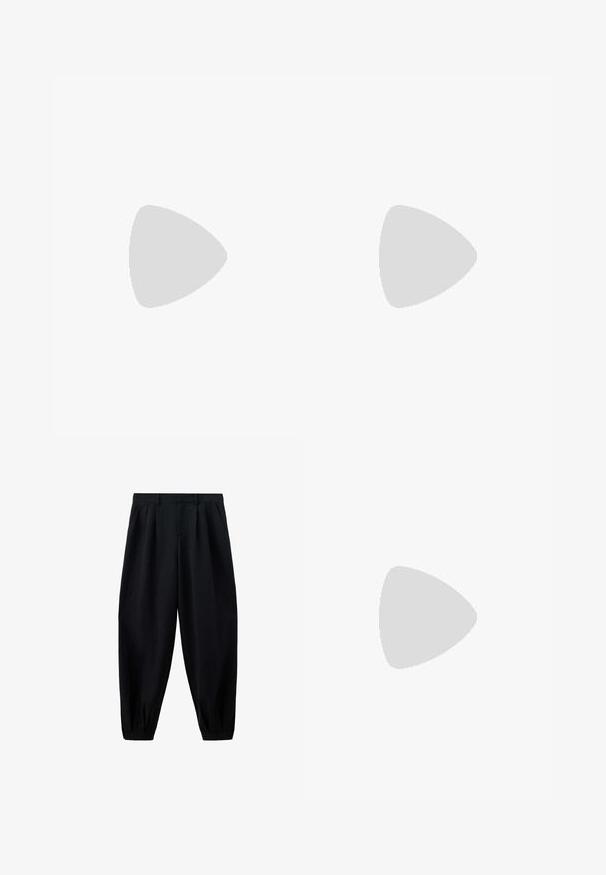 Camisa negra ligera de algodón con mangas largas y cuello redondo, talla pequeña, extendida sobre fondo blanco.; Pantalones negros de cintura alta y corte cónico con pliegues en la cintura y los bajos, y bolsillos laterales, mostrados sobre un fondo blanco.; Sandalia tipo 'slide' con suela de corcho marrón, tira negra texturizada y gran hebilla dorada, apoyada sobre una alfombra beige cerca de un sofá beige.; Gafas de sol negras en forma de ojo de gato con lentes gris oscuro, marco de plástico elegante, esquinas puntiagudas y patillas rectas. Sin herrajes ni acentos visibles.