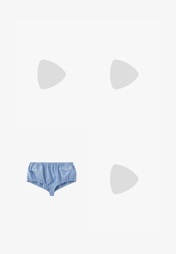 Blaues Sweatshirt mit geripptem Rundhalsausschnitt, ausgestattet mit horizontalen hellblauen Streifen und einer glatten Textur. Sauberes Design, weiches Material.; Blau-weiß karierte Boxershorts mit elastischem Bund und zwei vorne mit Knöpfen verschließbaren Klappentaschen.; Beiger Adidas Low-Top-Sneaker mit gewebtem Obermaterial, Gummisohle in Kautschukoptik und drei charakteristischen Streifen an der Seite.; Dunkelblaue Lederhandtasche mit doppelten Griffen, weißen Absetzungen und silbernem Logo. Enthält einen abnehmbaren Schultergurt und eine strukturierte Oberfläche.