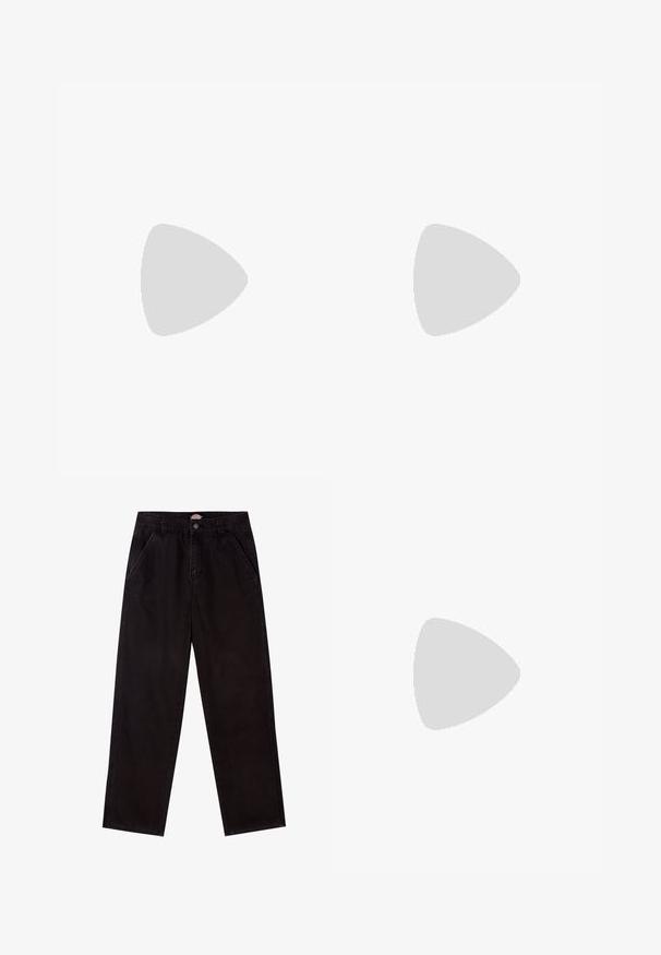 Vans CAMERON - T-shirt basic - black; Zwarte denim rechtaflopende broek met een klassiek vijf-pocket ontwerp, voorzien van een knoopsluiting en subtiele stikseldetails.; Zwarte canvas sneaker met een witte rubberen platformzool, voorzien van witte veters en stiksels, iconische branding op de zijkant, low-top ontwerp.; Zwarte leren riem met een gladde textuur, ovaal zilveren metalen gespsluiting en meerdere verstelgaten langs de band. Platte, minimalistische uitstraling.