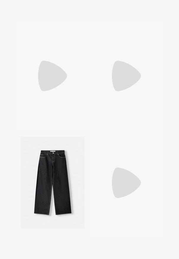 Schwarzes kurzärmliges T-Shirt aus glattem Stoff. Mit Rundhalsausschnitt und einer lockeren Passform sowie einem geraden Saum.; Schwarze Jeans mit weitem Bein, Vordertaschen und silbernem Knopfverschluss, flach auf einem hellgrauen Hintergrund ausgelegt.; Braune synthetische kniehohe Stiefel mit runder Spitze und Blockabsatz, die über eine glatte Textur und eine Schlaufe an der Oberseite verfügen.; Schwarze Leder-Tote mit glatter Textur, weichem, abgerundetem Oberteil und breiten Tragegriffen. Merkmale minimale Nähte und eine lässige Silhouette.