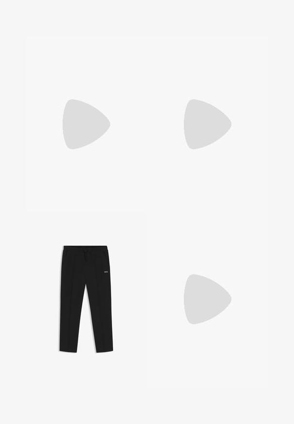 Camisa de cuello alto de manga larga blanca, hecha de una tela suave, con un sutil logo negro "HUGO" en la parte delantera y puños ajustados.; Pantalones negros de corte estrecho con cintura de cordón, bolsillos laterales, costuras delanteras y logo "BOSS" en el muslo derecho.; Zapatilla negra de perfil bajo con suela blanca texturizada y el logo "BOSS" en el lateral, vista desde el lado exterior sobre un fondo liso.; Pinza para corbata de metal plateado con el logo "HUGO" grabado sobre una superficie rectangular y lisa sobre un fondo blanco.