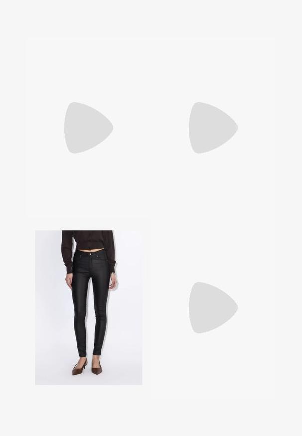 Schwarzes Baumwoll-T-Shirt mit mehreren mit Strass verzierten Schleifenmotiven auf der Vorderseite. Rundhalsausschnitt und kurze Ärmel.; Frau trägt schwarze, hoch taillierte Skinny-Hosen, ein kurz geschnittenes dunkelbraunes Hemd mit Knöpfen und braune spitze Schuhe mit Absatz.; Schwarze Sandale mit hohem Absatz und dünnen Riemen über den Zehen und am Knöchel, mit einer goldenen Schnalle an einem schlanken Stiletto-Absatz.; Silberne herzförmige Vorhängeschlösser mit eingravierten "JA"- und "NEIN"-Texten, polierte Oberfläche, symmetrisches Design und einem robusten Metallverschluss.