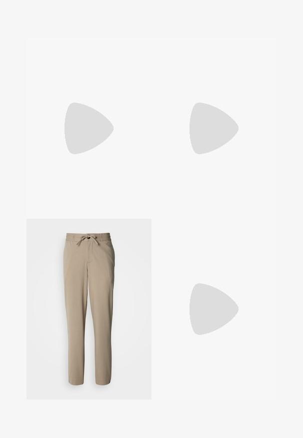 Polo en tejido gris texturizado con cuello y puños de manga en negro. Presenta un diseño de cuello en V, mangas cortas y un dobladillo recto.; Pantalones beige confeccionados con un tejido suave, que cuentan con cintura ajustable con cordón y un corte relajado, con piernas rectas y sin bolsillos visibles.; Mocasines de cuero negro con punta redonda, que cuentan con un diseño cosido, suela de plataforma baja y una suela de goma texturada y con tacos.; Cinturón de cuero negro con hebilla de metal plateada, que presenta un acabado suave y un diseño clásico. El cinturón está neatly doblado.