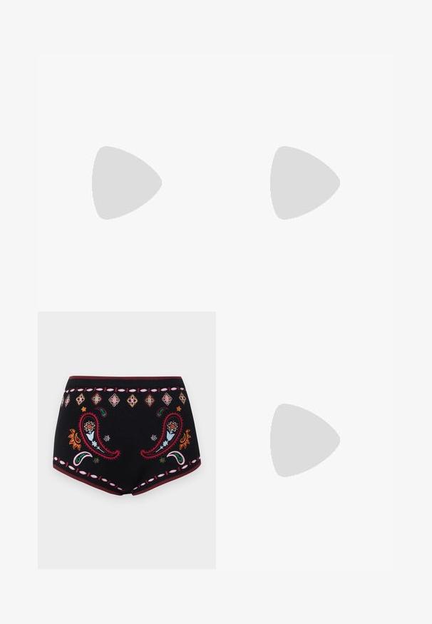 Čierny body s dlhým rukávom, ktorý má vysoký golier, polovičný zips a priliehavý strih s vykrojením na zadnej časti. Hladká textúra látky.; Čierne pletené šortky s mnohofarebnou paisley a kvetinovou vyšívkou. Obsahujú marhuľový pás a dekoratívny steh v svetlejších odtieňoch.; Hnedé kožené kovbojské topánky s špicatou špičkou, vyšívanými vírivkami na štýle a blokovým podpätkom. Obsahuje praktický pútko na ľahké obúvanie.; Tmavohnedá lesklá kožená kabelka cez rameno s jedným širokým popruhom a prackou na jednej strane, na jednoduchom svetlom pozadí.