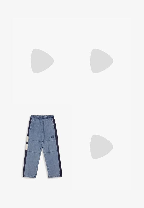 Hellblaues T-Shirt mit kurzen Ärmeln und Rundhalsausschnitt sowie einem kleinen weißen Logo auf der linken Brust, präsentiert vor einem schlichten Hintergrund.; Jeans mit einem elastischen Bund, aus leicht blauem Hauptstoff, mit navyblauen Seitenpaneelen und einem kleinen Logodesign an einem Bein.; Weiße Sportschuhe mit Mesh-Obermaterial, strukturierten Akzenten und gepolsterter Sohle. Kombieirt mit schwarzen gerippten Knöchelsocken auf einer blauen Teppichoberfläche.; Silberne Kettenhalskette mit einem rechteckigen Anhänger mit glatter, polierter Oberfläche. Die Kette hat ein strukturiertes Design für zusätzlichen Detailreichtum.