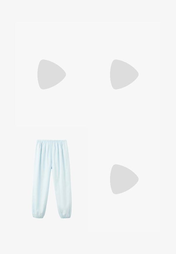 Lichtblauw geribbeld tanktop met een ronde halslijn en brede schouderbanden. De stof lijkt glad met een lichte stretch. Etiket zichtbaar aan de binnenkant.; Lichtblauwe broek met elastische taille en enkels, losse pasvorm, gemaakt van lichtgewicht stof.; Gouden synthetische slipper met een enkele band en een gespaccent, met een bruine kurken voetbed en een gestructureerde rubberen zool.; Ovale zonnebril met goudkleurig metalen montuur, groene getinte glazen en dunne pootjes, liggend op een witte ondergrond.