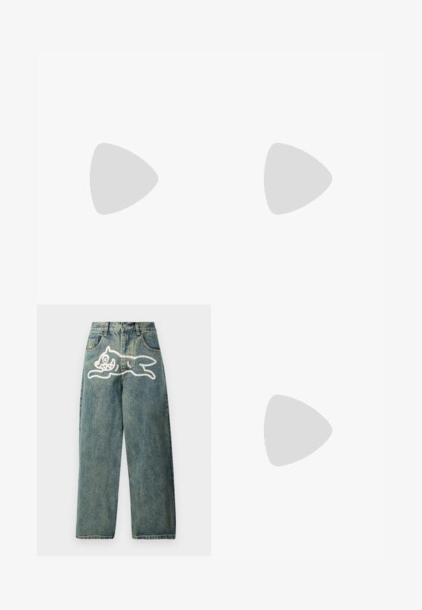 T-shirt en coton noir avec un petit design de cœur rouge et d'une flèche sur le côté gauche de la poitrine. Encolure standard à col rond avec des manches courtes.; Jean en denim bleu clair à coupe ample, avec un grand graphisme d'un chat blanc sur la jambe gauche et un design classique à cinq poches.; Chaussure habillée en cuir noir avec un bout arrondi, un lacet, une texture lisse et une semelle en caoutchouc basse. Détails de couture minimaux.; Sac banane noir Moschino avec fermeture éclair frontale et sangle ajustable sur un fond uni clair.