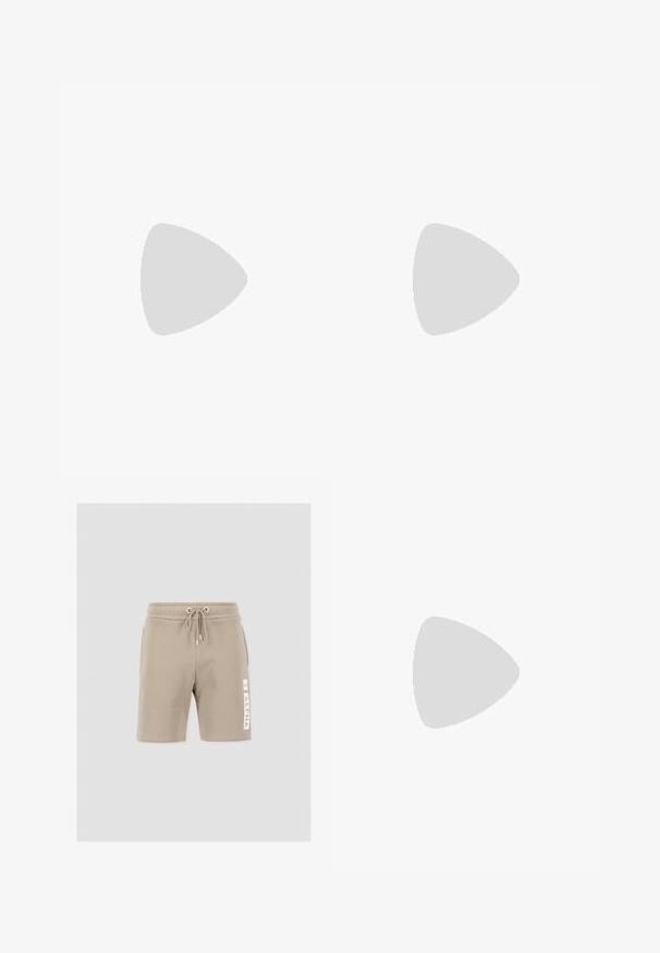 Zwarte katoenen t-shirt met korte mouwen, voorzien van een kleine graphic van een crate gevuld met kleurrijke items op de linkerkant van de borst.; Lichtbeige shorts van zachte stof, met een elastische tailleband met trekkoord en een wit logo-detail op het linkerbeen.; Witte leren sneaker met een zwarte hielaccent, ronde neus, platte witte zool en vetersluiting. Minimale perforaties aan de zijkanten.; Zwarte zonnebril met een rechthoekige vorm, donkere lenzen, zilveren accenten bij de slapen en een matte afwerking op het montuur.