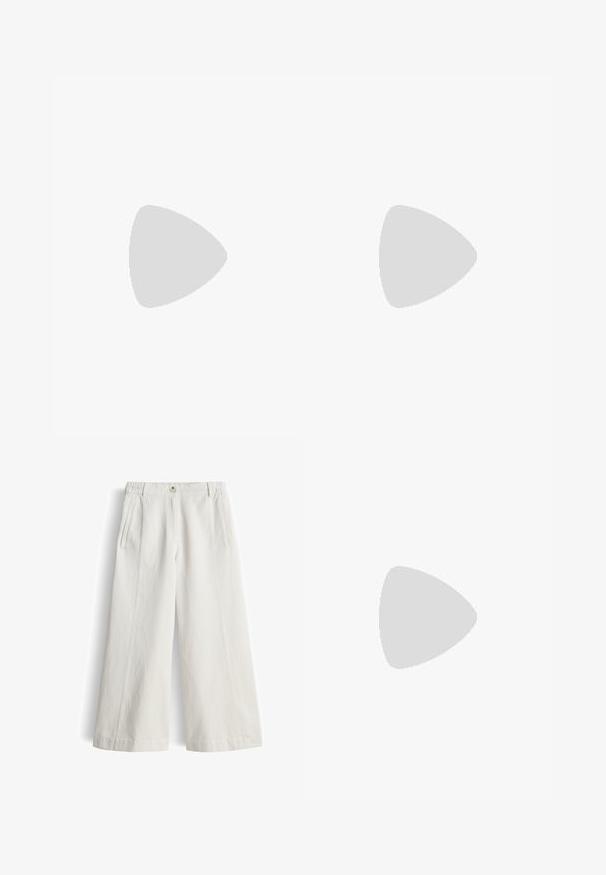 Zwart t-shirt met korte mouwen en een ronde halslijn. Zachte stof met textuur-geborduurde accenten op de schouderdelen. Casual pasvorm, geen sluitingen.; Witte broek met wijde pijpen, elastische tailleband, knoopsluiting, riemlussen en schuine voorzakken, getoond tegen een witte achtergrond.; Zwarte teenflip-flop van glad leer, met een dunne band en een platte zool met een minimalistisch profiel. Geen opvallende patronen of accenten.; Geweven handtas in zwart en wit met een ronde vorm, gestructureerd oppervlak en een gevlochten handvat. Geschikt voor dagelijks gebruik.