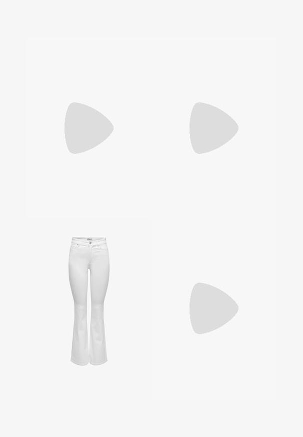 Witte t-shirt met korte mouwen met zwarte tekst "I" en "MYSELF" en een roze vlinderontwerp van rhinestones. Aansluitend silhouet.; Witte flared spijkerbroek met hoge taille, voorzien van knopen aan de voorkant, rits en design met vijf zakken, weergegeven op een effen achtergrond.; Witte enkellaarsjes met een robuuste blokhak, een gladde synthetische bovenkant, voorlacing en een getextureerde rubberen zool. Minimalistisch ontwerp zonder patronen.; Twee roze Juicy Couture-tassen, één grotere met kristallen letters en een handvat, één kleinere met witte letters en een polsriempje, op een grijze achtergrond.