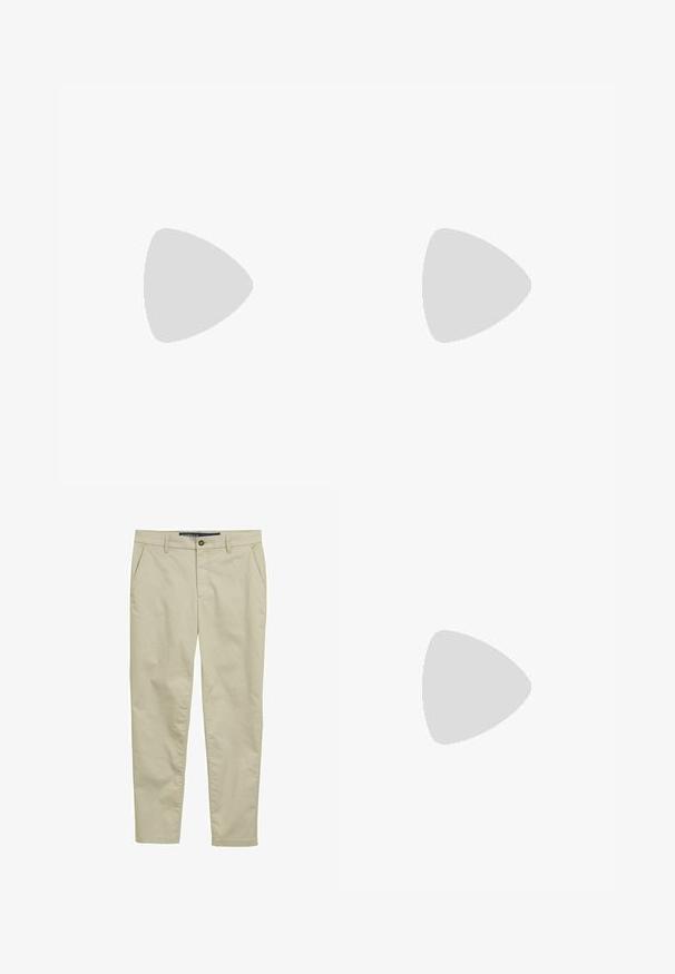 Marineblaues Poloshirt mit einer Zwei-Knopf-Leiste, kontrastierenden blauen Kragen- und Ärmeldetails sowie gesticktem "Tom Tailor"-Logo auf der Brust.; Beige Chinos aus leichtem Stoff, mit flachem Bund, zwei Seitentaschen und einem Knopfverschluss, in einem schlanken, geraden Bein-Design.; Marineblauer sportlicher Sneaker mit Mesh-Obermaterial, weißer Sohle, schwarzer Außensohle und "Tom Tailor"-Logo am Fersenbereich.; Schwarzer Leder Gürtel mit strukturiertem Finish, ausgestattet mit einer rechteckigen schwarzen Metallschnalle und einem Markenakzent. Glatte Kanten und geschichtetes Design.