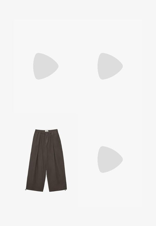 Top tube beige en tricot avec un grand motif floral marron foncé au centre et un cordon à nouer sur le bord supérieur.; Pantalon à jambes larges marron foncé avec ceinture élastique, plis à l'avant, poches latérales et cordons de serrage réglables à l'ourlet.; Sandale noire à talon haut avec une large bride sur le pied et une boucle pour l’orteil, vue de côté sur fond blanc.; Sac à main en cuir marron foncé avec double poignée, poche avant zippée, boucles décoratives et nœuds latéraux sur fond blanc.