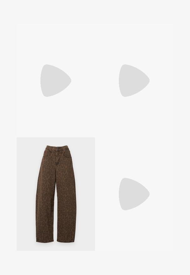 Langarmtop in lichtbeige, met een gradient blauw ontwerp. Glad textuur met een ronde halslijn en rechte zoom.; Bruine luipaardprint wijdgevallen jeans met een hoge taille, knoopsluiting en twee voorkwallen. Gemaakt van denim-stof met een gladde textuur.; Zwarte muleschoen met een puntige neus, lage stilettohak en een strakke, gladde afwerking, gezien van opzij tegen een witte achtergrond.; Zachte bruine leren tas met samengevouwen bovenkant en smalle riem, liggend op een witte achtergrond.