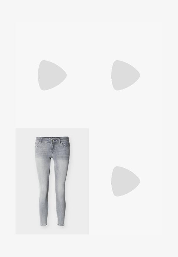 Rosa ribbet langærmet top med scoop halsudskæring og fem trykknapper foran. Glat tekstur med en tætsiddende design.; Lysegrå, tætsiddende jeans lavet af denim, med et klassisk design med fem lommer, bæltestropper og lynlås med sølvfarvet knap.; Højhælet sandal i burgunderrødt laklæder med tynd ankelrem og krydsede tåremme på hvid baggrund.; Lille brun læderhåndtaske med top-håndtag, aftagelig skulderrem og frontklap med en horisontal læderstroppedetalje.