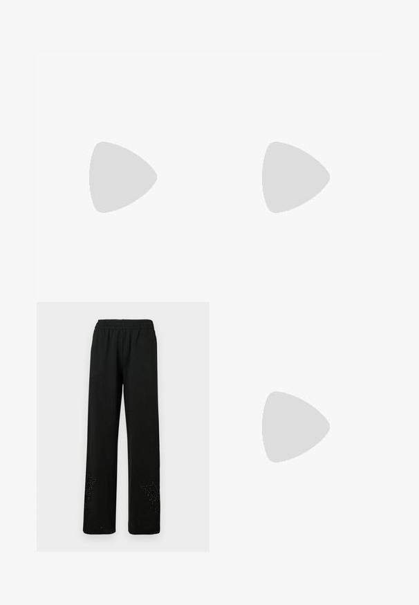 Débardeur noir à col rond et bretelles larges, en coton extensible, présentant une silhouette ajustée et une texture lisse.; Pantalons larges noirs en tissu doux, dotés d'une taille élastique et d'un design orné de clous décoratifs à l'ourlet.; Escarpin noir en cuir verni avec un design à bout pointu et une silhouette élégante. Présente une finition lisse et brillante ainsi qu'un talon aiguille fin.; Pochette en cuir noir avec une texture en relief, bandoulière en chaîne dorée et une poche avant. Elle arbore un logo doré sur le devant.