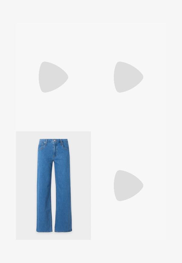 Pull-over à manches courtes en matériau rose doux avec un col rond et un ourlet côtelé. Dispose de manches raglan et d'une coupe décontractée.; Jean en denim bleu avec une coupe droite légèrement évasée, poches avant, passants de ceinture et fermeture par bouton à la taille.; Ballerines en cuir noir avec un bout arrondi, une semelle plate et une fine sangle ajustable sur le cou-de-pied avec une boucle en métal.; Femme portant un chemisier à motif noir et blanc tenant un sac à main rouge brillant sur un fond uni.