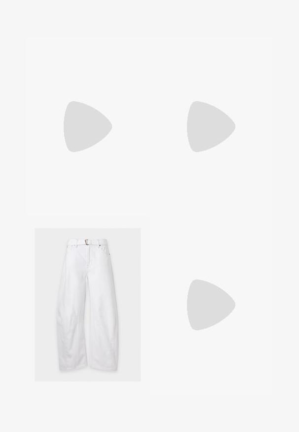 Σκούρο καφέ κοντομάνικο T-shirt με στρογγυλή λαιμόκοψη, φαρδιά μανίκια και ίσια βάση πάνω σε απλό ανοιχτό φόντο.; Άσπρο παντελόνι με φαρδιά μπατζάκια, ζώνη, μπροστινές τσέπες και ορατές ραφές στα γόνατα, απεικονισμένο σε απλό φόντο.; Λευκά αθλητικά παπούτσια με συνδυασμό λείας και σουέτ υφής, με μπεζ λεπτομέρειες και καουτσούκ σόλα, συνδυασμένα με ανοιχτόχρωμο φαρδύ παντελόνι.; Καφέ δερμάτινη ζώνη με χρυσό οβάλ κούμπωμα και ραφές λεπτομερειών. Λείος υφής με μινιμαλιστικό σχέδιο και κομμένο άκρο.