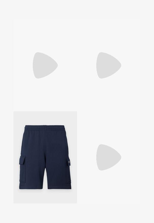 Valkoinen puuvillat-paita, jossa on pyöreä kaula-aukko ja lyhyet hihat. Vasemmassa rinnassa on vihreä "Lacoste Paris" -logo. Pehmeä pinta.; Laivastonsiniset cargo-housut pehmeästä kankaasta, joissa on joustava vyötärö, kaksi sivutaskua ja pieni logo vasemmassa taskussa.; Valkoinen matala Lacosten lenkkari nauhoilla, kohokuvioitu logo sivulla ja teksturoitu pohja yksivärisellä taustalla.; Mustat teksturoidut Lacoste-olkalaukku säädettävällä hihnalla, etuläpällä, vetoketjutaskulla ja metallisilla soljilla.