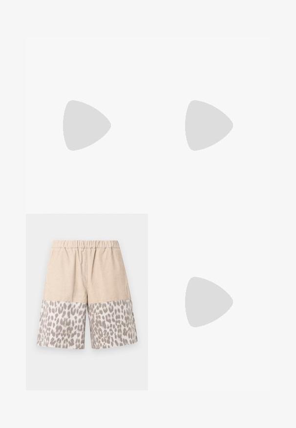 Ärmelloses cremefarbenes Top mit geripptem Muster und Rundhalsausschnitt. Der Stoff wirkt weich, hat eine figurbetonte Form und keine sichtbaren Muster oder Akzente.; Beige Shorts mit elastischem Bund, deren oberer Teil strukturiert ist und deren unterer Abschnitt mit einem hellgrauen Leopardenmuster verziert ist.; Flacher Ballettschuh mit Tigerstreifenmuster, schwarzem Besatz, kleiner Schleife vorn und niedrigem Absatz auf weißem Hintergrund.; Braune Lederhandtasche mit Fransen, goldenen Ösen am abnehmbaren Schultergurt und ausgeschnittenem Griff vor einfarbigem Hintergrund.