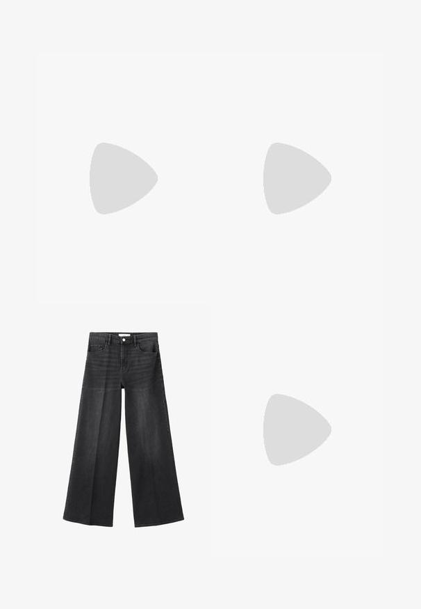 Lys grå langærmet t-shirt lavet af blødt bomuldsblandingsstof. Den har en rund halsudskæring og en tætsiddende silhouette uden mønstre eller accenter.; Sorte denimjeans med vide ben og højtaljet pasform, med fem lommer, knaplukning og diskrete slidte detaljer for tekstur.; Brun cowboystøvle i læder med indviklede sømme, spids snude og stablet hæl. Har en træktab i toppen for nem påtagning.; Mørkebrun læderhåndtaske med dobbelte håndtag, forreste lynlåslomme, dekorative spænder og sideknuder på hvid baggrund.