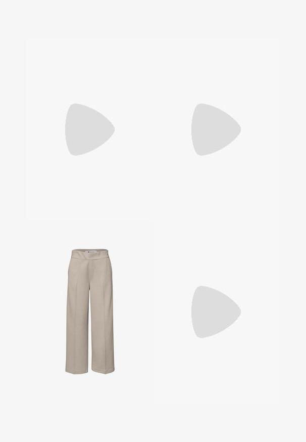 Korte mouwen ivoorkleurig top met een gestructureerd, gekreukt patroon; heeft een ronde halslijn en een relaxte pasvorm, vervaardigd uit een zachte stof.; Beige wijde broek met hoge taille en nette stiksels, zonder zichtbare zakken of sluitingen, weergegeven op een witte achtergrond.; Beige puntschoen met hak en open zijkanten. Gemaakt van glad synthetisch materiaal en een minimalistisch ontwerp.; Beige leren crossbodytas met een getextureerd oppervlak, gebogen klep, zilveren gesp en afneembare band, met merknaam "Tatuum" vooraan in het midden.