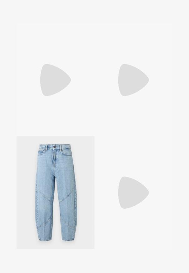 Witte polo shirt van katoen, met korte mouwen, een kraag en een knoopsluiting. Subtiel merkembleem geborduurd op de borst.; Lichtblauwe spijkerbroek met hoge taille, knoop- en ritssluiting, vijf zakken en gebogen naaddetail aan de voorkant en benen.; Lichtbeige sneakers met een textuur van leer op het bovenwerk, getextureerde zijpanelen en een rubberen zool. Voorzien van een slank, gestroomlijnd ontwerp en platte veters.; Zwart-witte geruite handtas met bovenhandvat en afneembare riem, met zilveren "Karl" handtekening aan de voorkant.