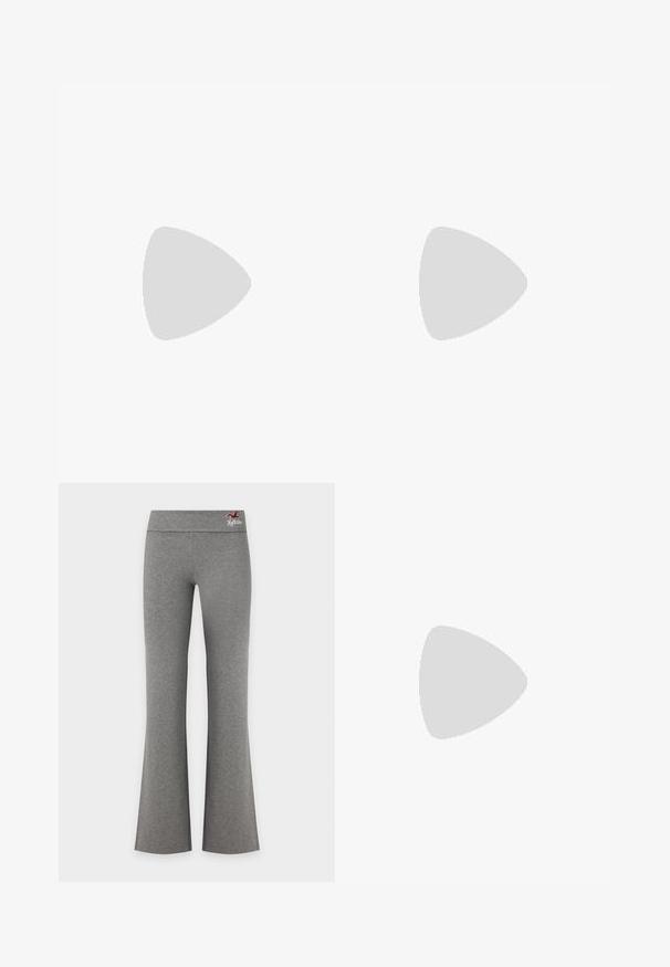 Polo en maille rose clair à manches courtes avec des motifs torsadés et ajourés, poignets et ourlets côtelés, et trois boutons marron sur la patte de boutonnage.; Paire de pantalons évasés gris uni avec une large ceinture et un petit logo rouge et blanc en haut à droite.; Jambes portant des leggings côtelés foncés associés à des ballerines noires avec de petits détails en nœud sur fond blanc.; Petit sac à main noir brillant avec deux longues anses et des détails à cordon sur les côtés sur un fond clair uni.
