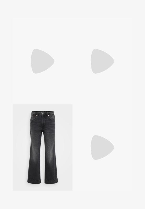 Sort kortærmet T-shirt med rund halsudskæring, der har diskrete hjerteformede rhinstenapplikationer på forsiden. Blødt, afslappet stof.; Sorte brede ben jeans med høj talje, lavet af denim. Har forlommer, kobbernitter og synlige sømme langs sømmenes kant.; Sort flad sko med plisseret forstykke og bundet sløjfe på toppen, lav hæl og glat tekstur på en lysegrå baggrund.; Sort rektangulær skuldertaske med en enkelt justerbar rem og lynlås i toppen på en ensfarvet baggrund.