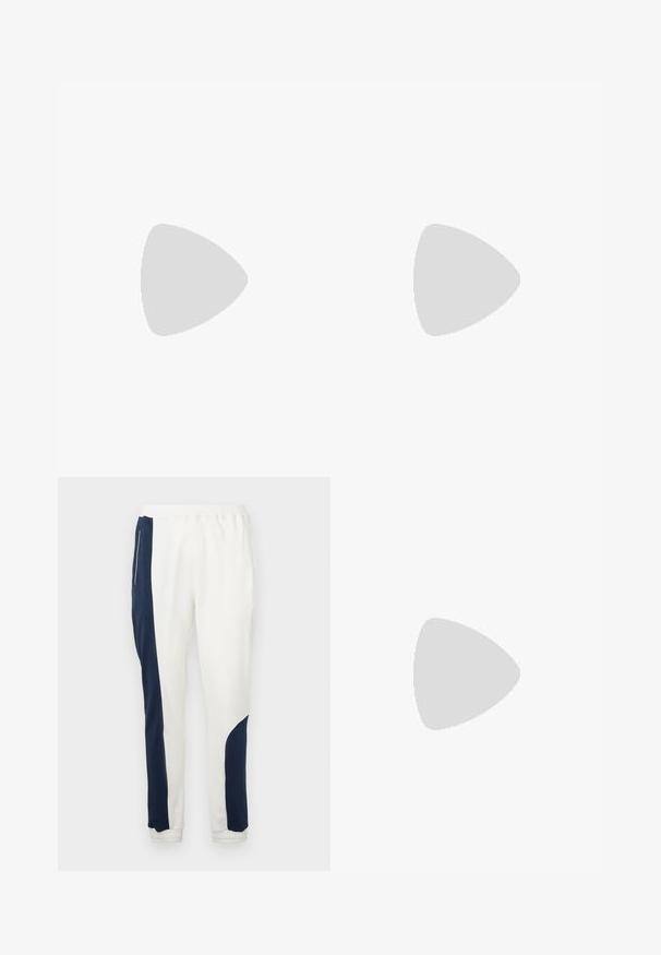 Marineblauwe polo gemaakt van katoen, met een contrasterende witte kraag en mouwboorden, en een klein geborduurde ontwerp op de borst.; Witte joggingbroek met marineblauwe zijpanelen en elastische manchetten, gemaakt van zachte stof met een gladde textuur en een koord in de taille.; Witte leren sneaker met een zwarte haklip, platte veters, gestructureerde tussenzool en branding aan de buitenzijde. Ontworpen voor casual gebruik.; Zwarte rechthoekige zonnebril met donkere lenzen. Dikke, gladde kunststof montuur met een licht glanzende afwerking en rechte veren.
