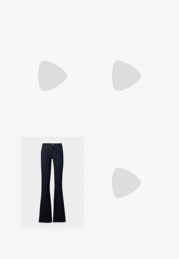 Top de punto acanalado marrón con mangas cortas, cuello redondo y diseño cropped. La tela texturizada resalta líneas verticales en toda la prenda.; Vaqueros de mezclilla azul oscuro con cintura alta, ajustados en las caderas y muslos, ensanchándose hacia abajo.; Zapato de tacón alto de charol rojo oscuro con tira trasera y puntera puntiaguda, exhibido sobre una superficie de cuero plateado brillante capitonada.; Bolso de hombro de cuero marrón oscuro con una forma suave y caída, y un asa con nudo torcido sobre un fondo blanco liso.
