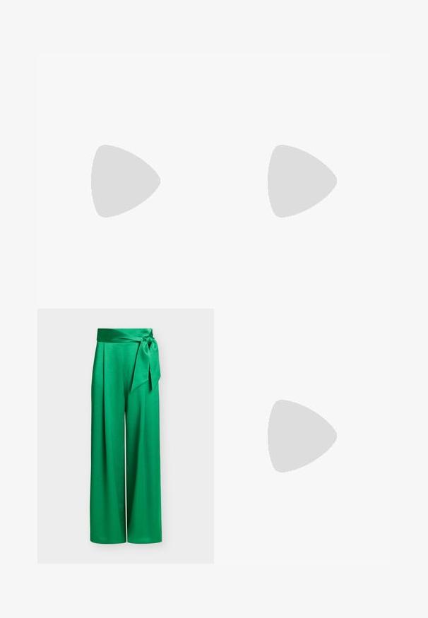 Groene bloemen top met korte mouwen, versierd met grote bladerenpatronen op een witte achtergrond, gemaakt van lichtgewicht, rekbaar materiaal.; Wijde groene satijnen broek met een hoge taille en een stoffen riem die aan de rechterkant in een strik is gebonden, getoond op een effen achtergrond.; Zwarte sandaal met hoge hak, smalle enkelband, vierkante neus, soepel leermateriaal en metalen gespsluiting.; Gouden en zilveren metalen oorbellen met een ronde schijfbasis en een ovale bovenstuk, gladde textuur en gepolijste afwerking.