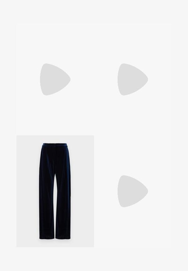 Haut noir à manches longues en tissu doux, avec un col rond et une coupe décontractée, doté de fentes sur les côtés à l'ourlet pour faciliter les mouvements.; Pantalons à jambes larges en velours bleu marine avec taille haute, présentant des plis à l'avant et une texture lisse. Aucun hardware ou motif visible.; Mule à talon haut marron foncé brillant à bout pointu avec une fine bride sur le coup de pied sur fond blanc uni.; Sac à main en cuir noir avec une poignée en velours tressé et une fine bandoulière, posé sur un fond clair et uni.