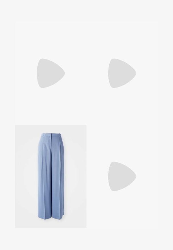 Top corto de manga corta en azul claro con un alto cuello, diseño ajustado, detalles fruncidos en los hombros y una cremallera oculta en la parte posterior.; Pantalones de pierna ancha en azul claro con una textura suave, que presentan pliegues y trabillas en la cintura, diseñados para un ajuste relajado.; Zapato de mujer slingback de piel negra con puntera puntiaguda y tacón alto grueso de bloque sobre fondo blanco.; Bolso pequeño de color crema con forma curva y asa de cadena trenzada en tono dorado, cierre con cremallera en la parte superior