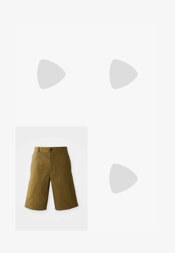 T-shirt en coton beige à manches courtes, col rond, avec un logo "HUGO" discret au centre. Texture lisse, coupe décontractée.; Shorts olive verts au genou avec fermeture à bouton, passants de ceinture et coupe ajustée sur fond blanc.; Mocassin en cuir noir avec semelle en caoutchouc épaisse, dessus cousu et nom de marque embossé sur le talon, présenté de profil sur fond blanc.; Collier en pendentif en or avec un design de chaîne, présentant un motif circulaire de boussole. La chaîne est texturée avec des maillons entrelacés.