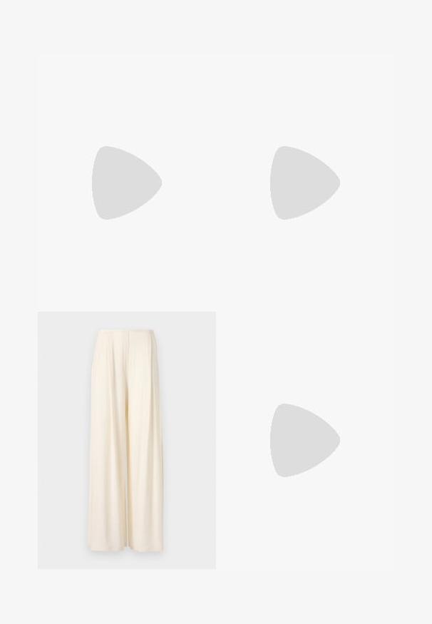Top off-the-shoulder en un suave tejido de punto blanco, con un escote amplio y un corte recto. Textura lisa con detalles de diseño mínimos.; Norma Kamali MENS PLEAT  - Pantalones - cream; Zapato de piel color crema tipo slip-on con puntera afilada, detalles fruncidos en la parte delantera y un tacón corto y cuadrado.; Pequeño bolso de mano marrón oscuro con textura, con correa corta y fondo redondeado sobre un fondo claro y liso.