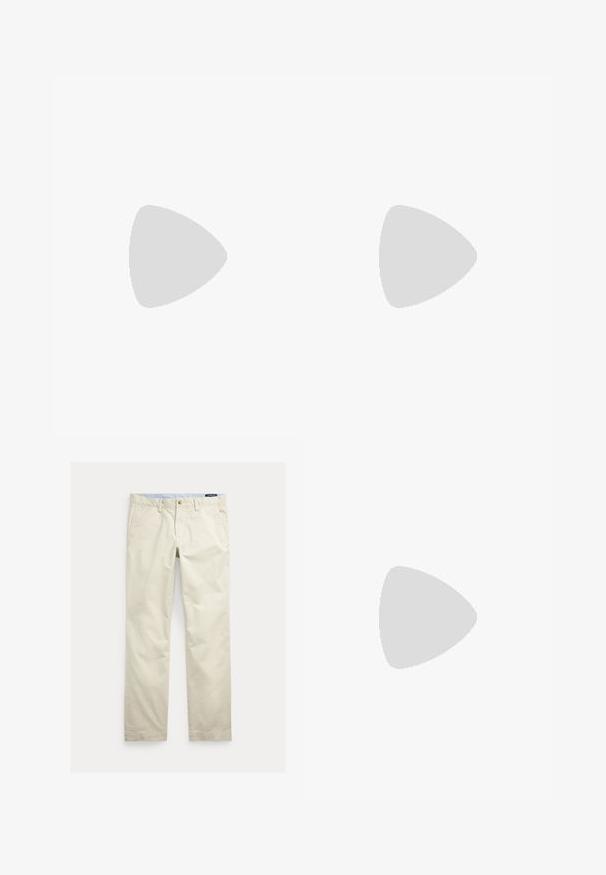 Hellblaues Baumwoll-Polohemd mit horizontalen Streifen in Marineblau und Weiß, einer Knopfleiste mit zwei Knöpfen und einem gestickten Logo auf der Brust.; Beige Baumwollhosen mit geradem Bein, Gürtelschlaufen, vorderem Knopf, Reißverschluss und Seitentaschen.; Grauer Velours- und Mesh-Sneaker mit weißer Plateausohle und Ralph Lauren Logo an der Seite und Sohle, Ansicht von der Innenseite.; Dunkelgrüne Tragetasche mit braunen Ledergriffen, bestickt mit einem Bären, der Tennisschläger hält und dem Text "Polo Bear by Ralph Lauren".