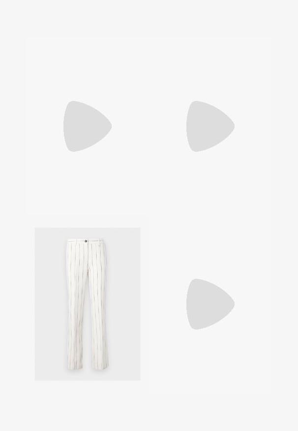 Hvid kortærmet t-shirt lavet af ribbet stof. Rund halsudskæring, almindelig pasform og subtile syninger. Ingen mønstre eller grafik.; Hvide bukser med lige ben med tynde lodrette sorte striber, knap- og lynlåslukning samt bæltestropper.; Sort kilehælssandale med thongsandaler placeret på en træplanke og stengulv udendørs nær grønne planter og betonmur.; Beige læder håndtaske i halvmåneform med en enkelt skulderrem og minimal syning, sat mod en ensartet hvid baggrund.