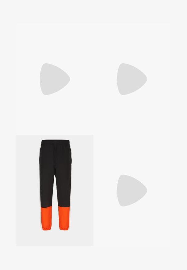 Rode katoenen t-shirt met een ronde hals, korte mouwen en een klein zwart logo op de linkerborst en mouw. Glad, effen kleurstof.; Zwarte sportbroek met een brede oranje onderpaneel en witte zijstrepen. Elastische tailleband en enkelmanchetten voor een verstelbare pasvorm.; Witte leren sneaker met gestructureerde oppervlakken, gevoerde kraag en zichtbare luchtbescherming in de zool. Heeft veters en een minimalistisch ontwerp.; Zilveren ketting met in elkaar grijpende schakels, een gladde textuur en een uniforme rechthoekige vorm. Veilige sluiting.